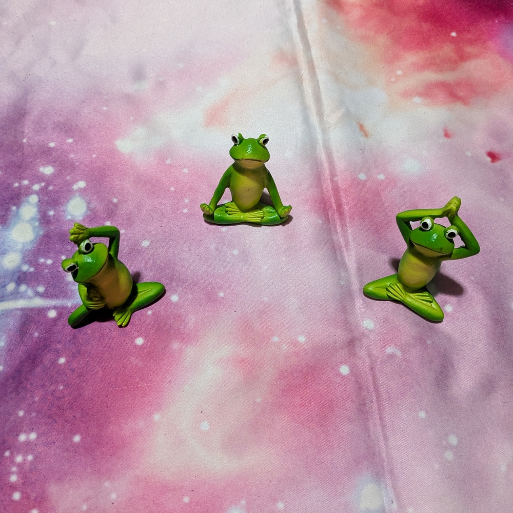 Green Frog Figurines for Reptile Enthusiasts